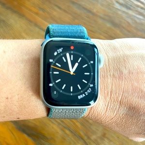 Apple Watch Series 5 40mm Aluminium
Case with blue Sport Band (GPS)